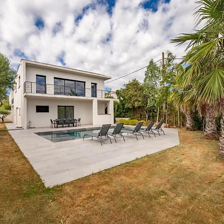 - Avec Piscine Proche