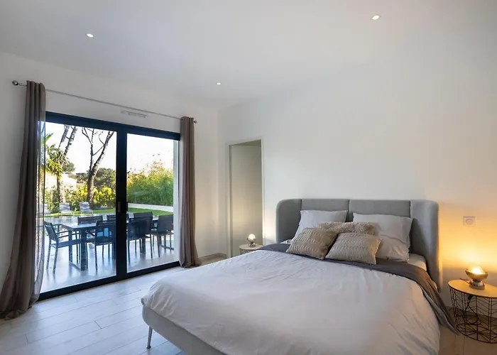 - Vue Avec Piscine Privee *